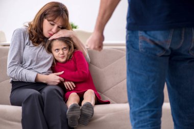 Genç bir çift ve aile içi çatışma konsepti.