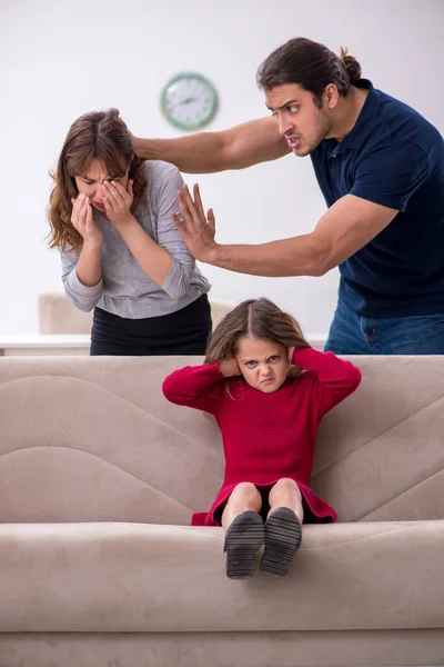 Mladý pár a jejich dcera v konceptu rodinného konfliktu — Stock fotografie