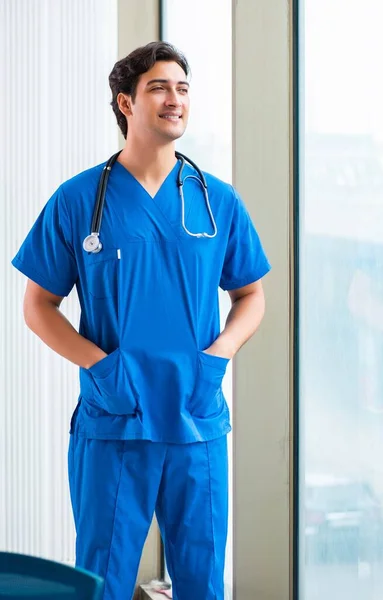 Młody, przystojny lekarz pracujący w szpitalu — Zdjęcie stockowe