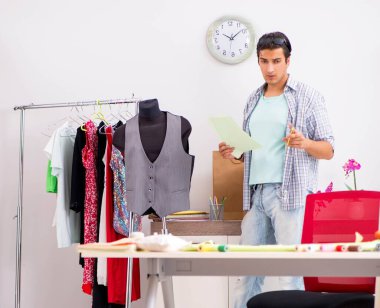 Atölyesinde çalışan yakışıklı bir terzi.