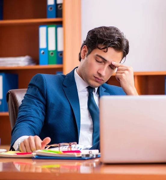 Jeune homme d'affaires beau qui travaille dans le bureau — Photo