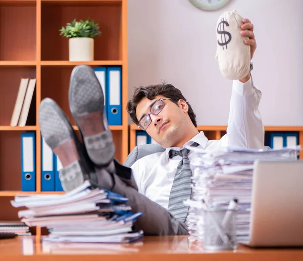 Jovem empresário bonito infeliz com trabalho excessivo — Fotografia de Stock