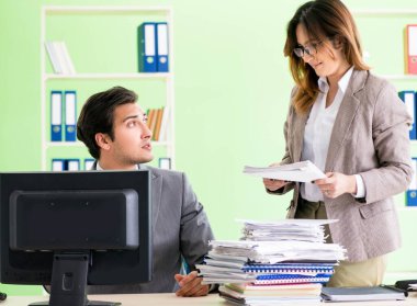 Ofiste çalışan iki meslektaşım.