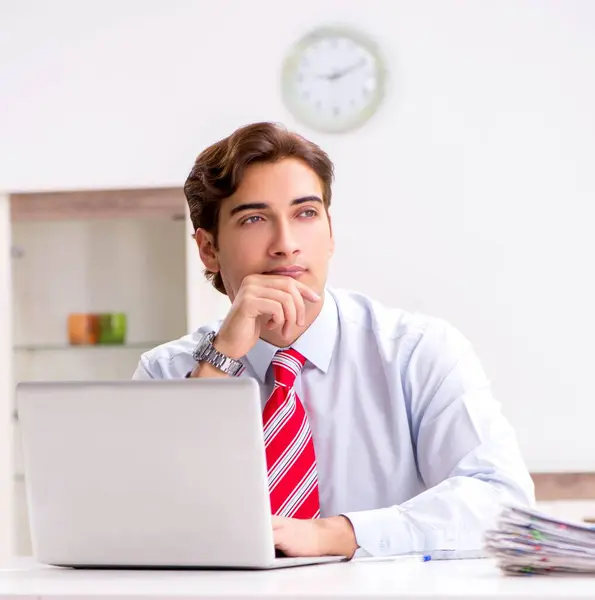 Jonge aantrekkelijke zakenman werkzaam in het kantoor — Stockfoto