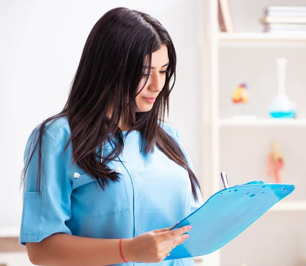 Klinikte çalışan güzel bir bayan doktor. — Stok fotoğraf