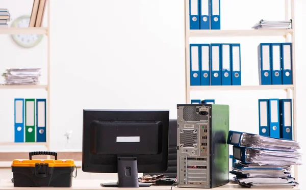 Jovem engenheiro reparar computador quebrado no escritório — Fotografia de Stock