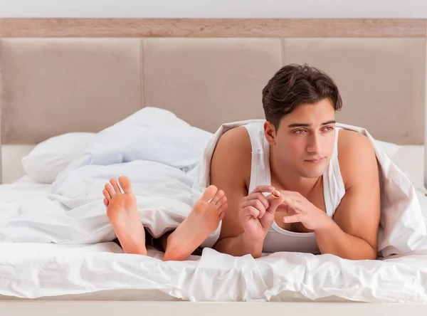 Conflictul familial cu soțul în pat — Fotografie, imagine de stoc
