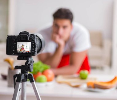 Mutfakta çalışan yemek blogcusu.