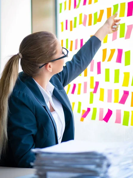 Bella dipendente donna con molte priorità contrastanti — Foto Stock