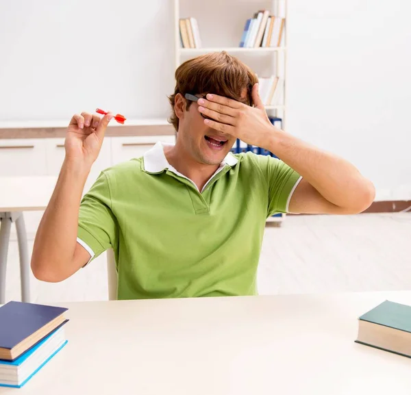 Schüler werfen Pfeil in Bildungskonzept — Stockfoto