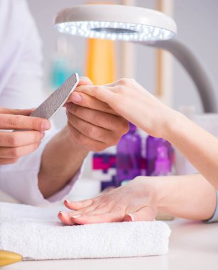 Manikür seansı sırasında eller