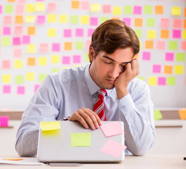 Jeune homme beau dans un concept de priorités conflictuelles — Photo