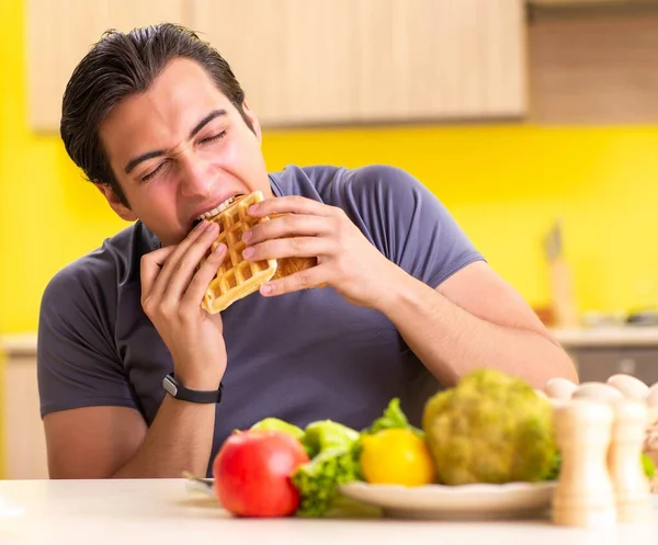 Man having hard choice between healthy and unhealthy food — Stock Photo, Image