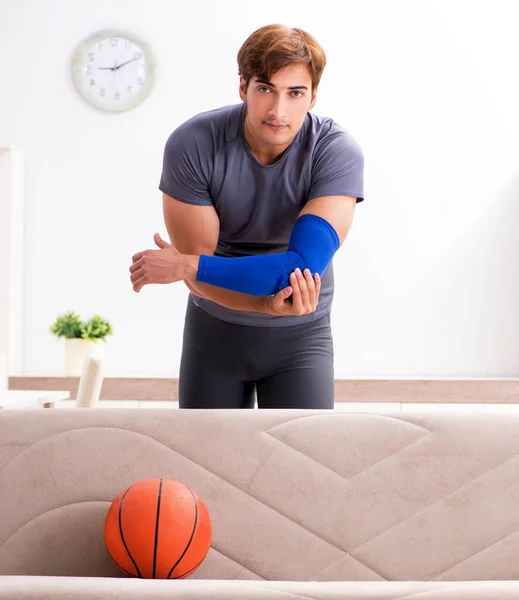 Homem ferido se recuperando em casa de lesões esportivas — Fotografia de Stock