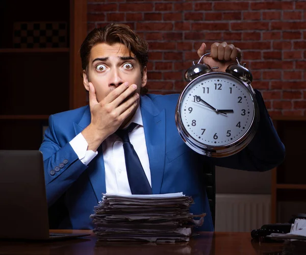 Jovem empresário trabalhando no escritório à noite — Fotografia de Stock