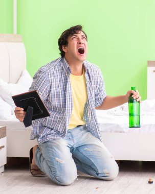 Mutsuz aşk kavramında üzgün genç adam.