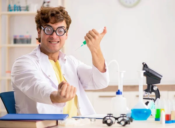 Funny crazy chemist doing experiments and tests — Stock Photo, Image