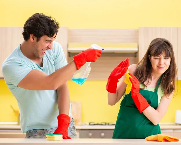 Νεαρό ζευγάρι που εργάζεται στην κουζίνα — Φωτογραφία Αρχείου