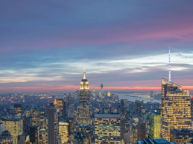 Günbatımında New York Manhattan 'ın gece manzarası