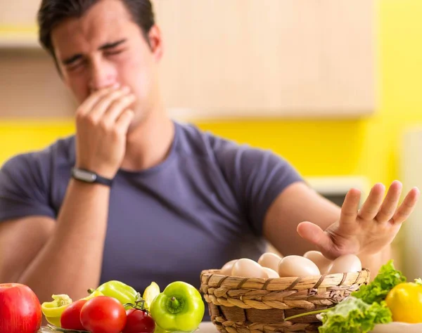 Junger Mann im Diät- und Ernährungskonzept — Stockfoto