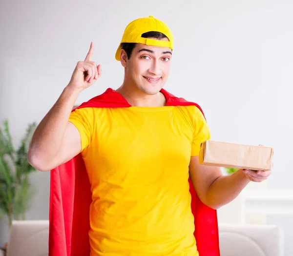 Superhéroe repartidor con caja — Foto de Stock