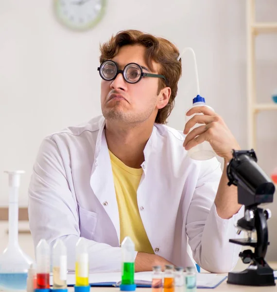 Químico louco engraçado fazendo experimentos e testes — Fotografia de Stock
