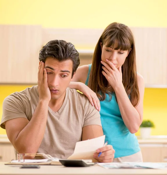 Junge Familie kämpft mit persönlicher Finanzierung — Stockfoto