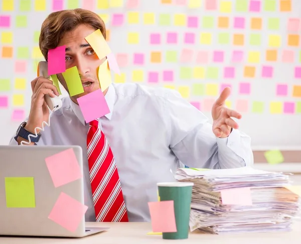 Junger schöner Mann in widersprüchlichem Prioritätenkonzept — Stockfoto