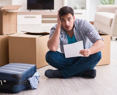 İşsiz bir adam haciz mektubu alıyor.