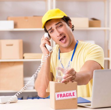 Kutu taşıma servisinde çalışan yakışıklı bir müteahhit.