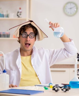 Deneyler ve testler yapan çılgın bir kimyager.