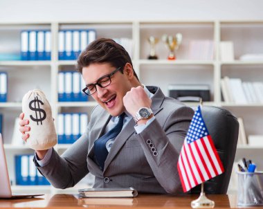 Ofisinde Amerikan bayrağı taşıyan bir iş adamı