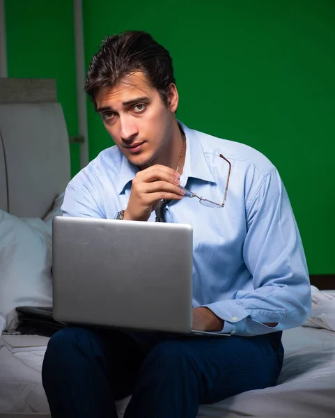 Giovane uomo d'affari sotto stress in camera da letto di notte — Foto Stock