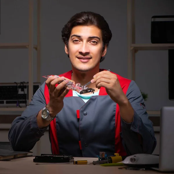 Ung stilig reparatör som reparerar datorn — Stockfoto