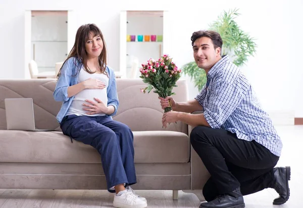 Lycklig familj firar graviditet hemma — Stockfoto