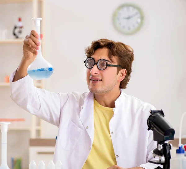 Funny crazy chemist doing experiments and tests — Stock Photo, Image