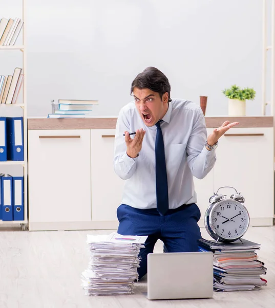 Employé extrêmement occupé travaillant dans le bureau — Photo