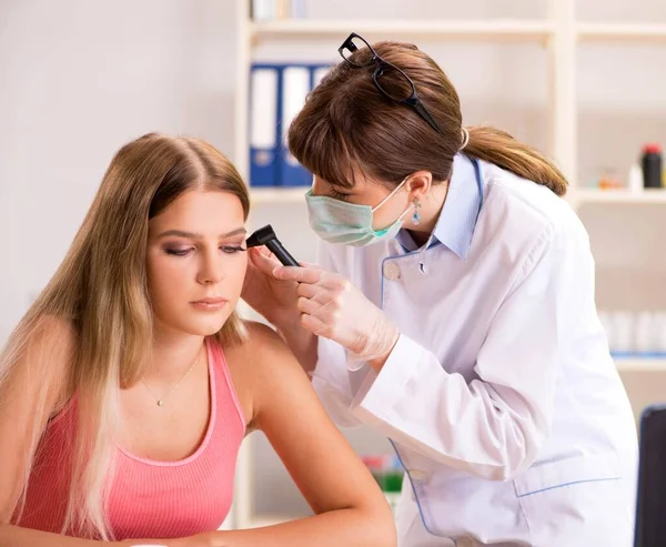 Giovane donna in visita medico femminile otorinolaringoiatra — Foto Stock