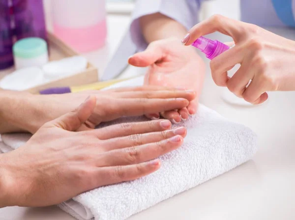 Mani durante la sessione di cura della manicure — Foto Stock