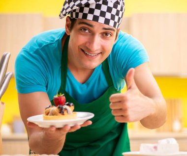 Adam evde pasta hazırlıyor.