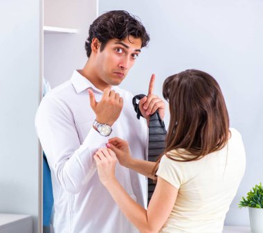 Kadın kocasını işe uğurluyor.