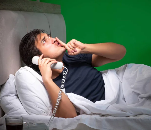 Mladý pohledný muž trpící nespavostí doma — Stock fotografie