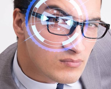 İnsan gözüne yerleştirilmiş sensör konsepti