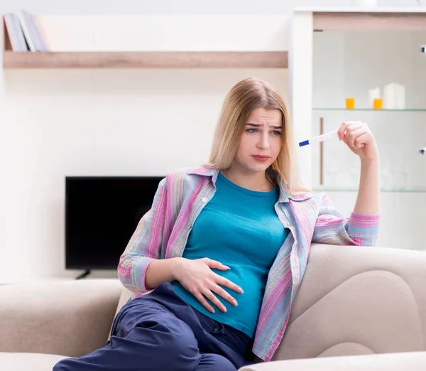 Ung kvinna att ta reda på om hennes graviditet — Stockfoto
