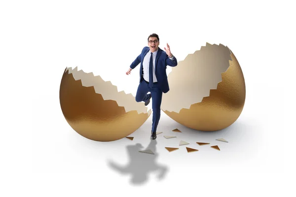 Empresario rompiendo huevo de oro — Foto de Stock
