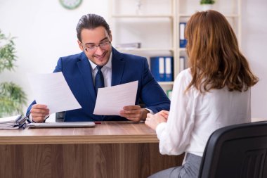 İş adamıyla iş kadını arasındaki iş görüşmesi