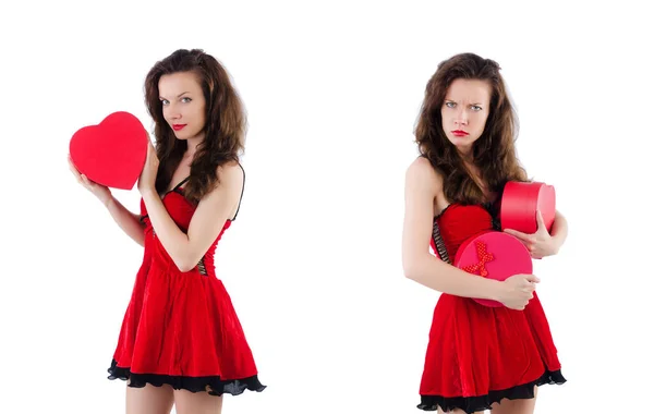 Chica joven en vestido rojo con ataúd corazón aislado en blanco — Foto de Stock
