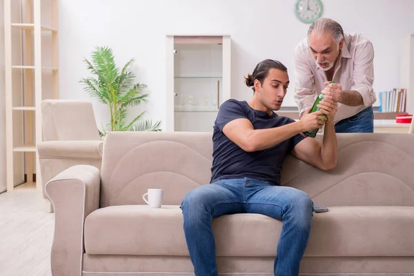 Man med alkoholproblem och familjen — Stockfoto