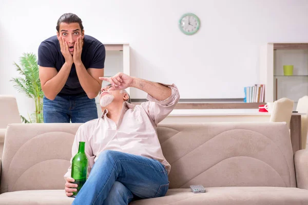 Man med alkoholproblem och familjen — Stockfoto