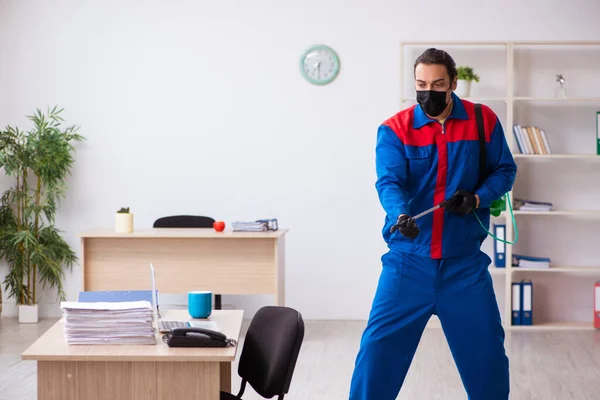 젊은 남성 청부업자가 사무실을 감염시키다 — 스톡 사진